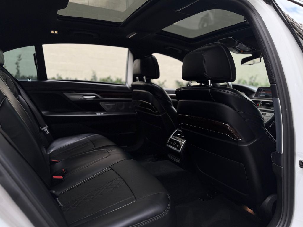 2017 BMW 7 Series Image 31