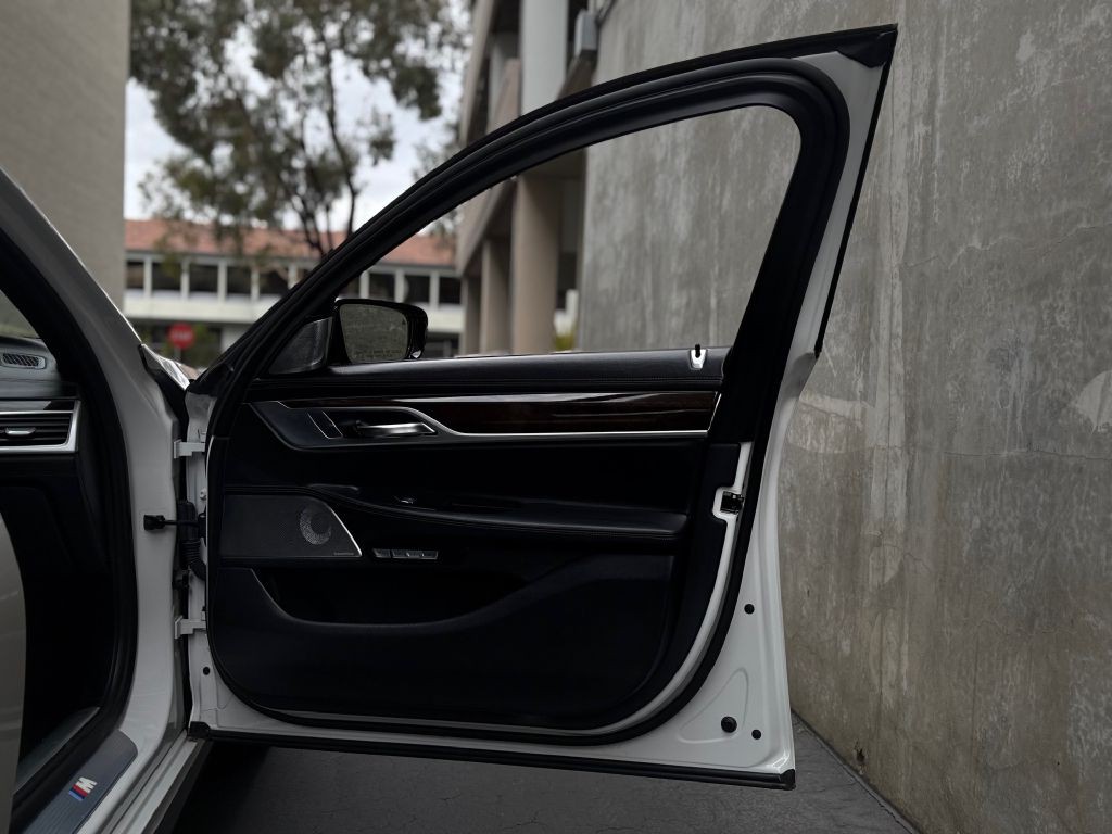 2017 BMW 7 Series Image 32
