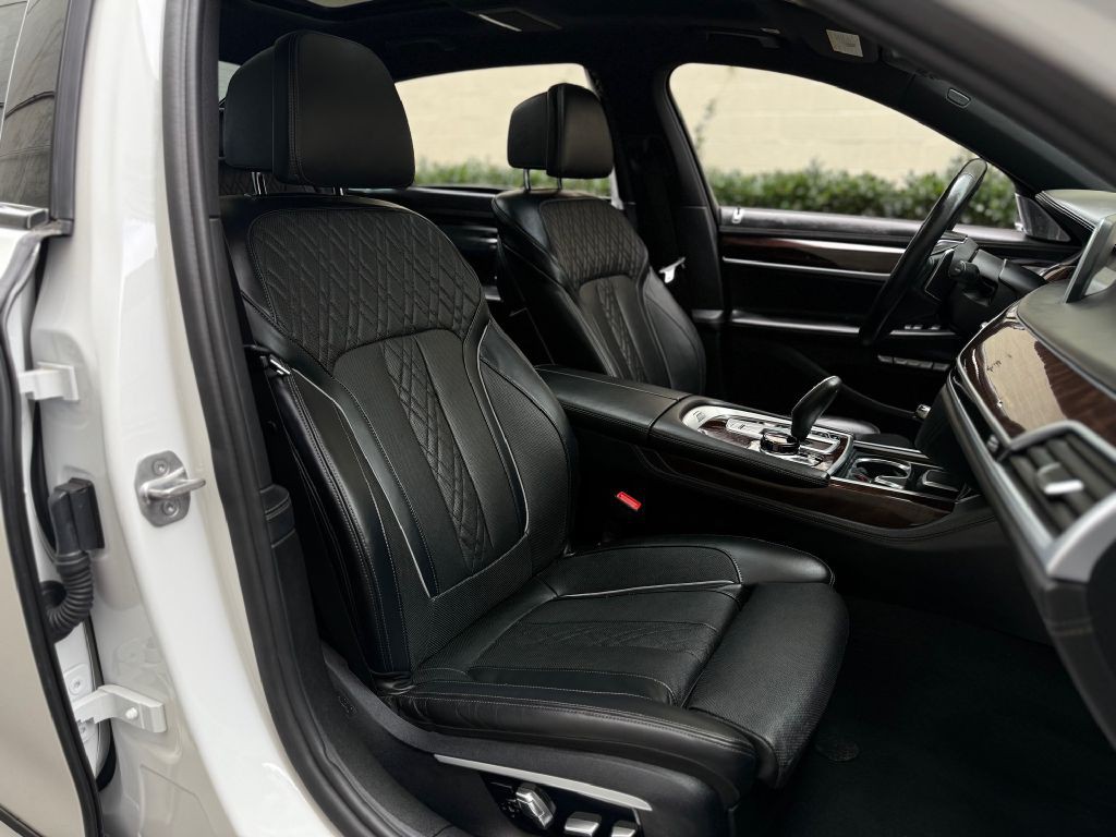 2017 BMW 7 Series Image 33