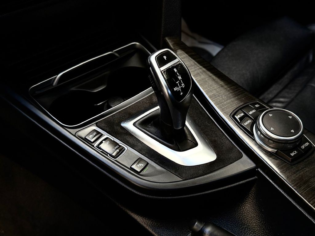 2016 BMW 3 Series Image 23