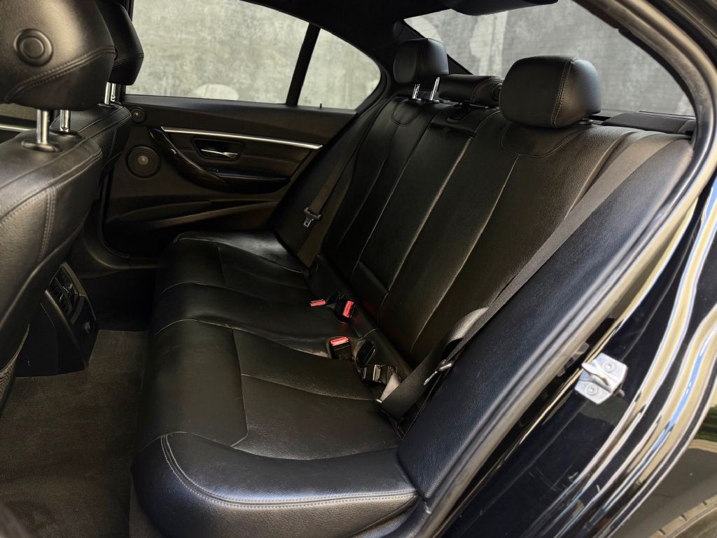 2016 BMW 3 Series Image 24