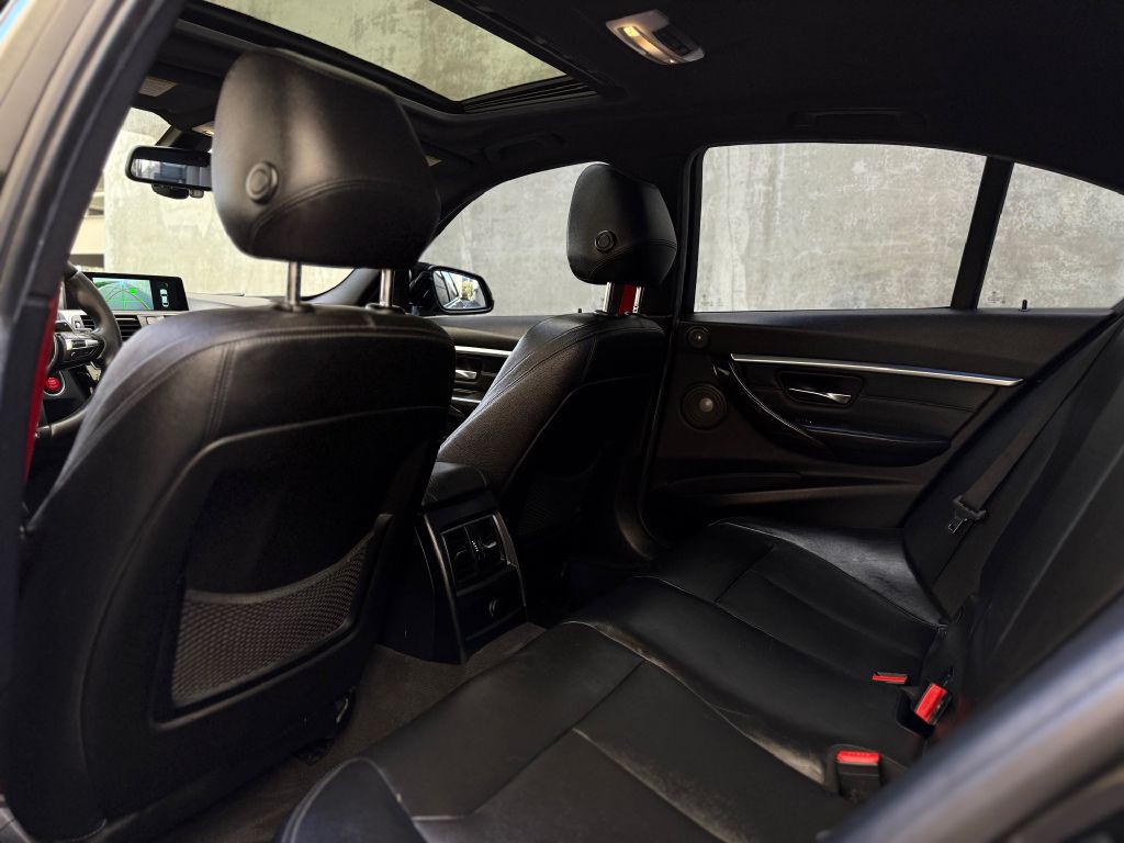 2016 BMW 3 Series Image 25