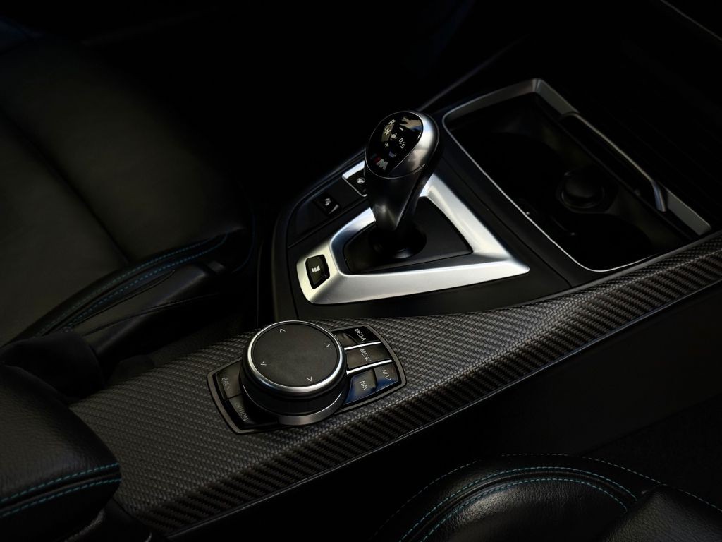 2019 BMW M2 Image 32