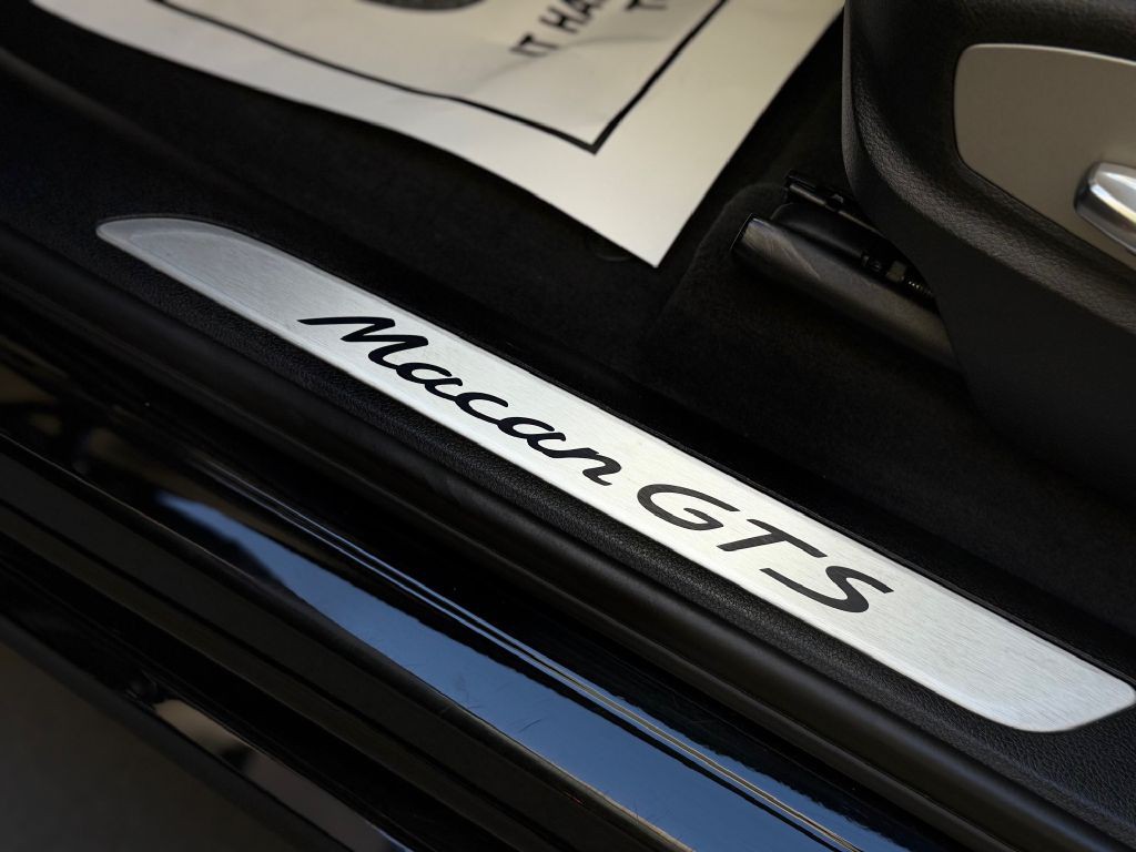 2018 Porsche Macan Image 20