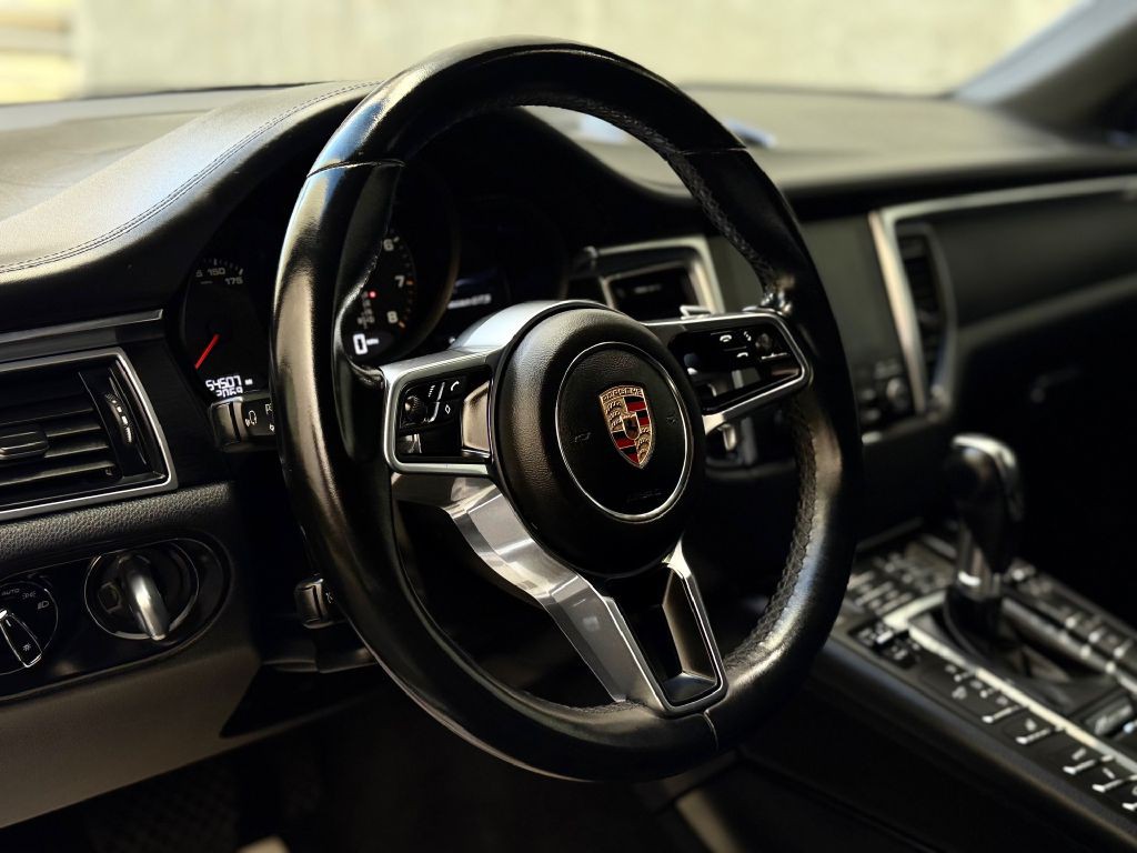 2018 Porsche Macan Image 23