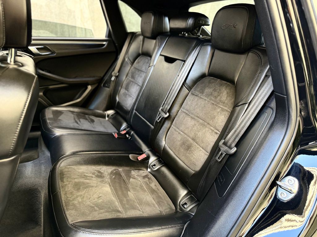 2018 Porsche Macan Image 25