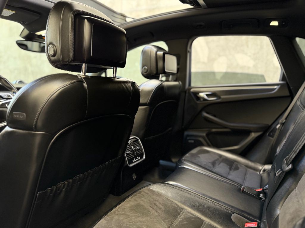 2018 Porsche Macan Image 26