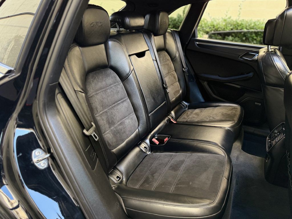 2018 Porsche Macan Image 30