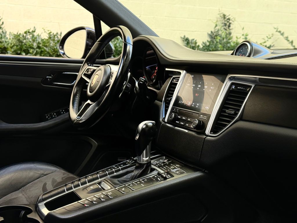 2018 Porsche Macan Image 35
