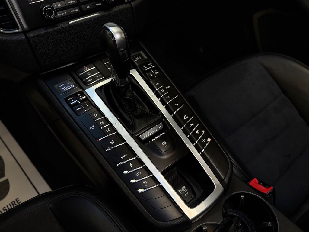 2018 Porsche Macan Image 36