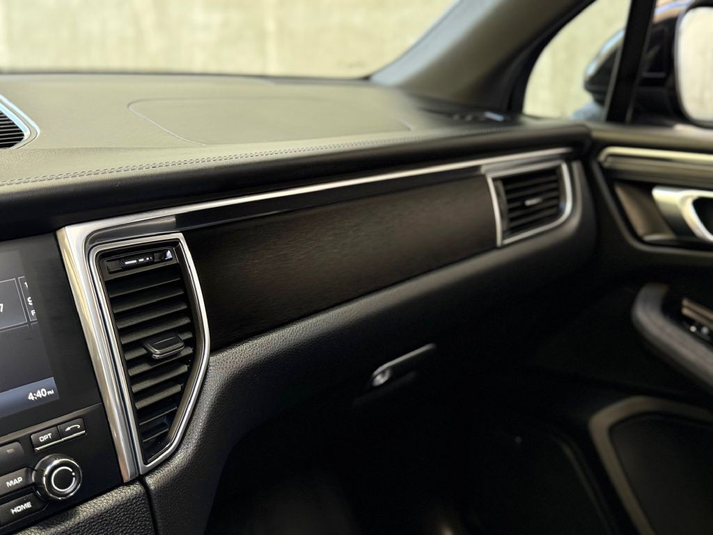 2018 Porsche Macan Image 39