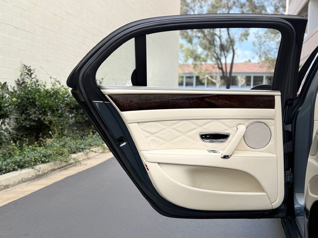 2016 Bentley Flying Spur Image 27