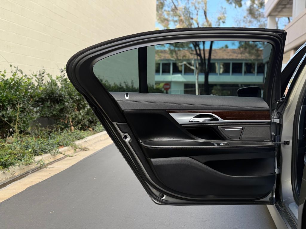 2021 BMW 7 Series Image 24