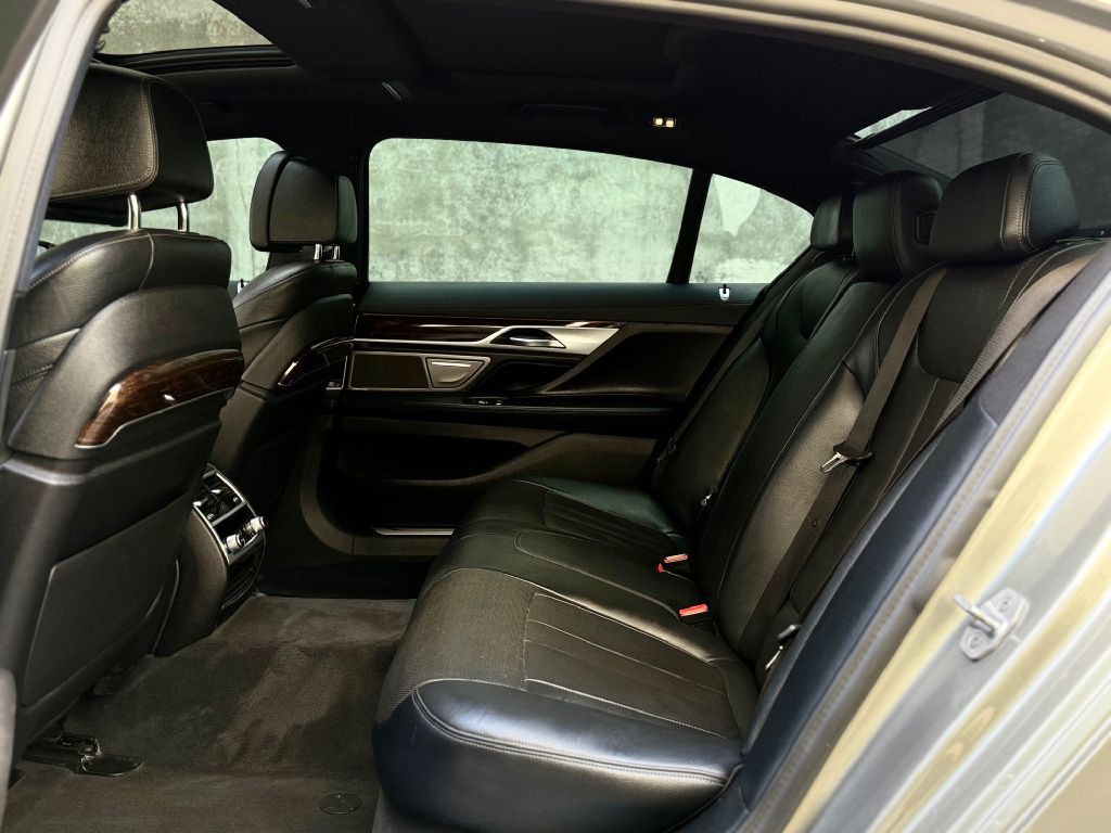 2021 BMW 7 Series Image 26