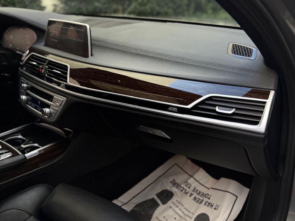 2021 BMW 7 Series Image 35