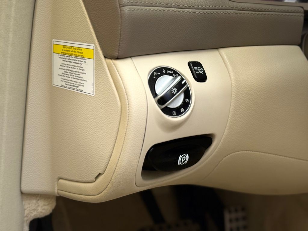 2011 Mercedes-Benz SL-Class Image 34