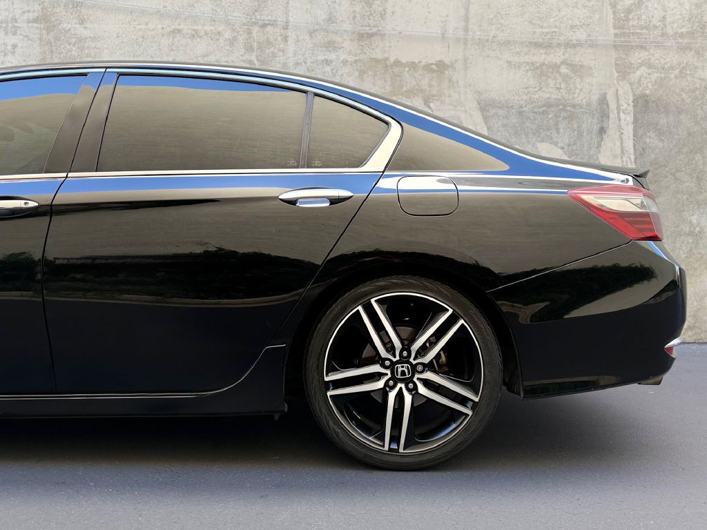 2017 Honda Accord Image 8