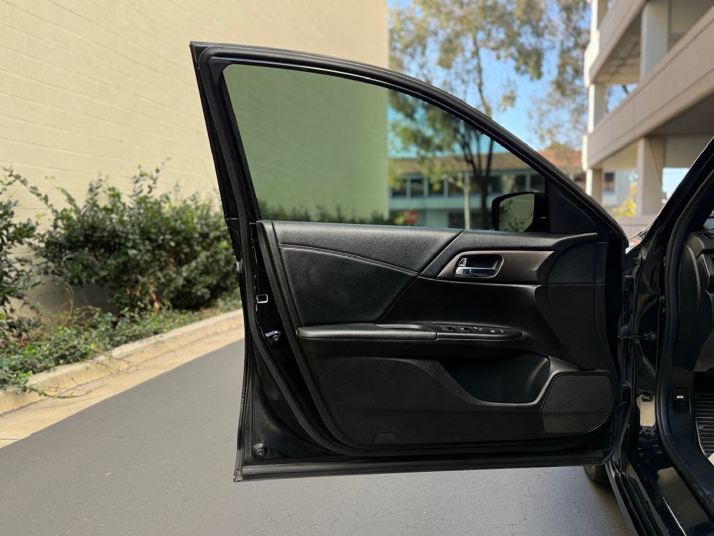 2017 Honda Accord Image 14