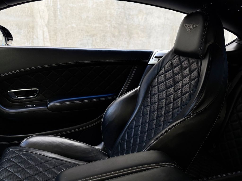 2016 Bentley Continental Image 32