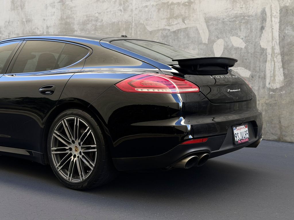 2015 Porsche Panamera Image 9