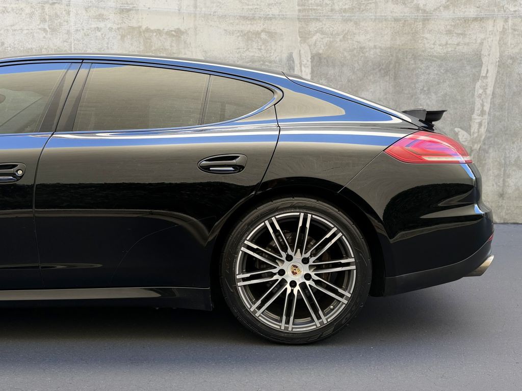 2015 Porsche Panamera Image 10