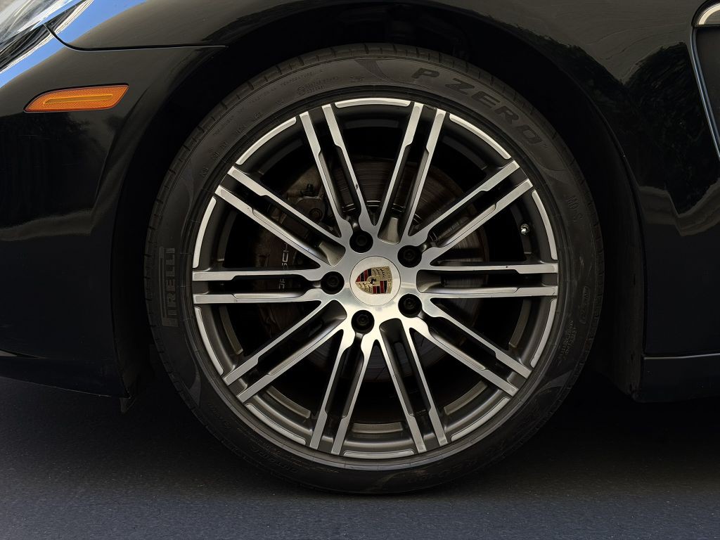 2015 Porsche Panamera Image 18