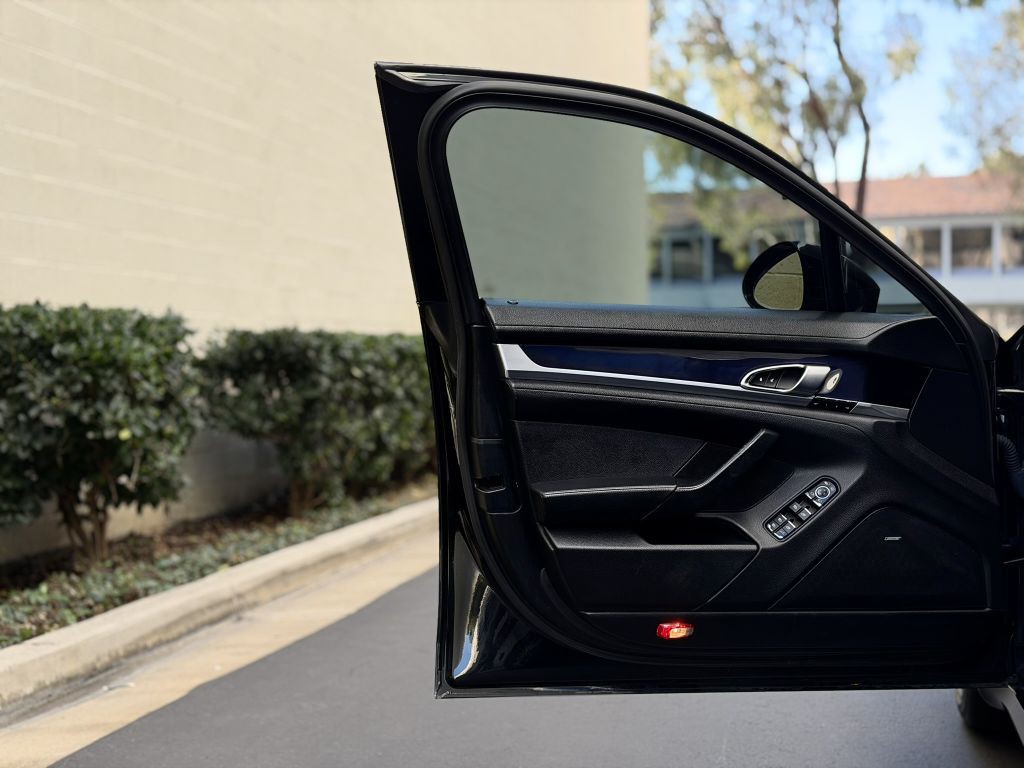 2015 Porsche Panamera Image 21