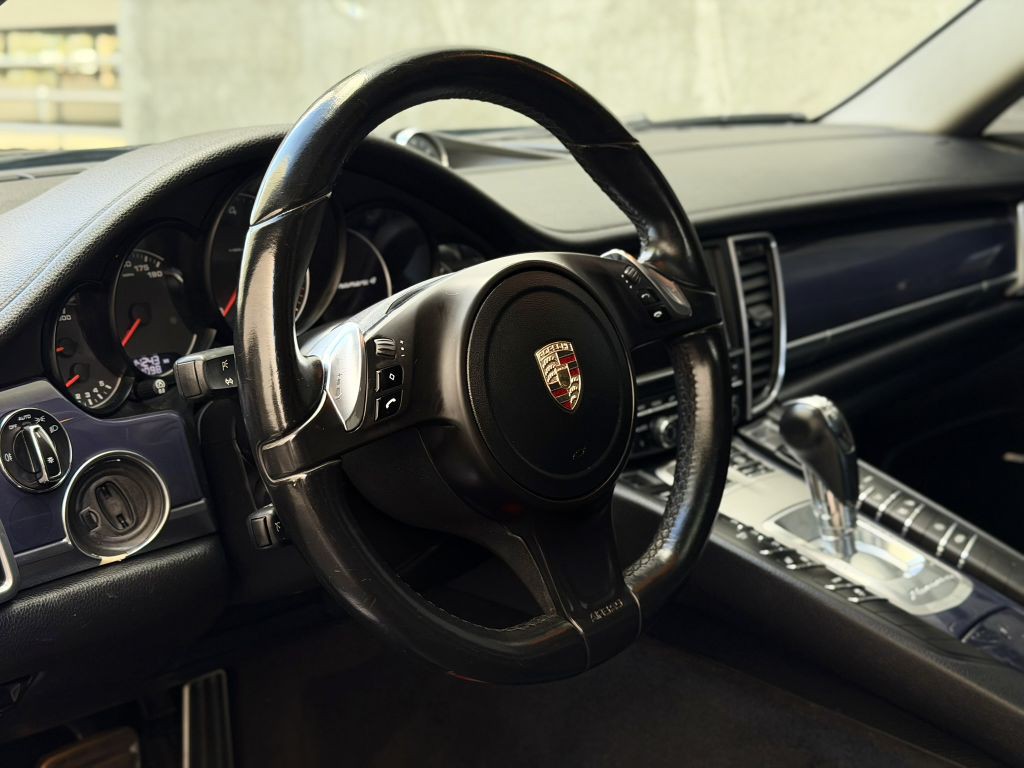 2015 Porsche Panamera Image 22