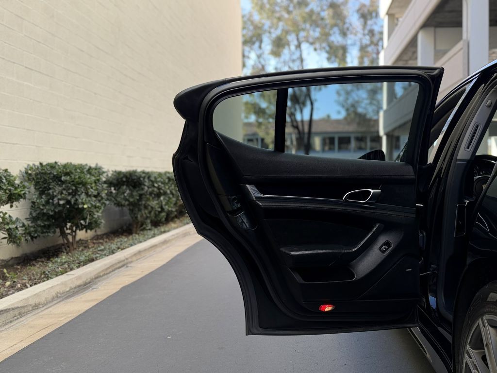 2015 Porsche Panamera Image 25