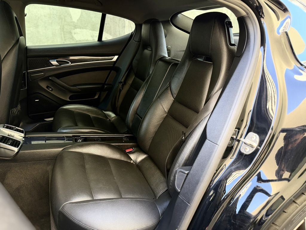 2015 Porsche Panamera Image 27