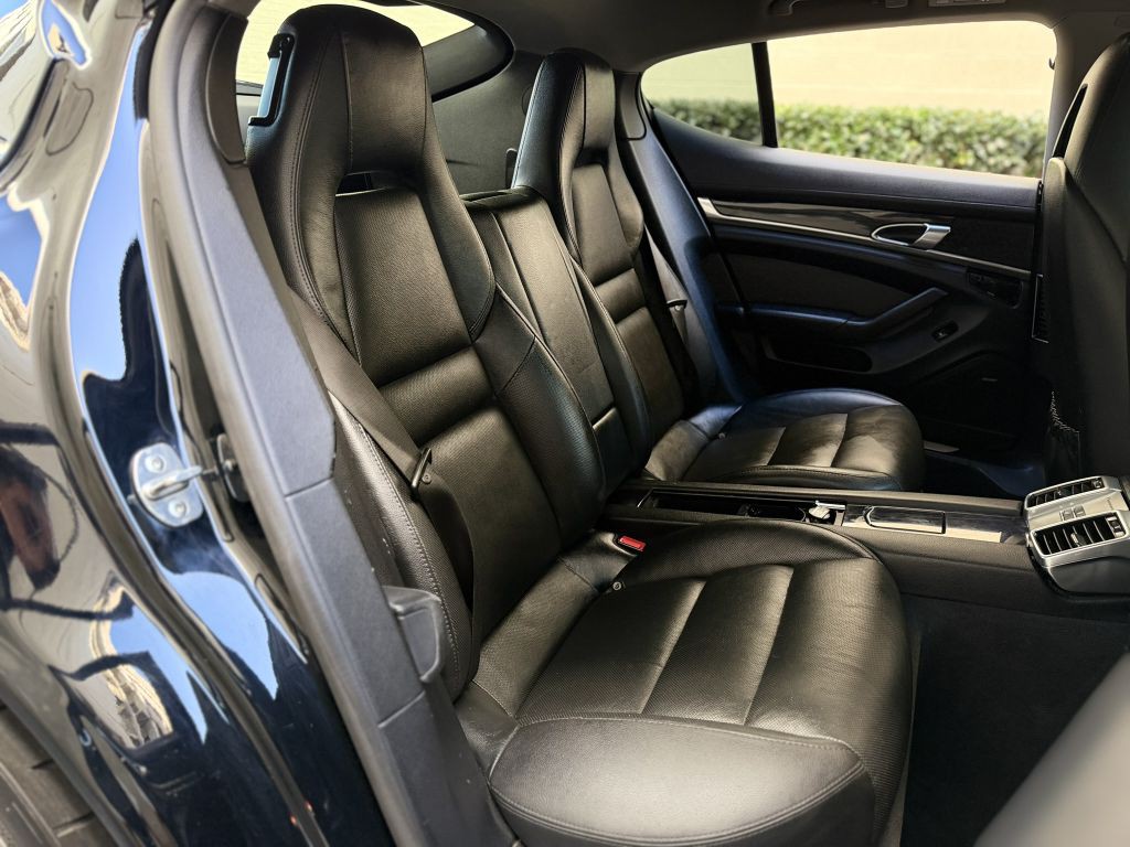 2015 Porsche Panamera Image 30
