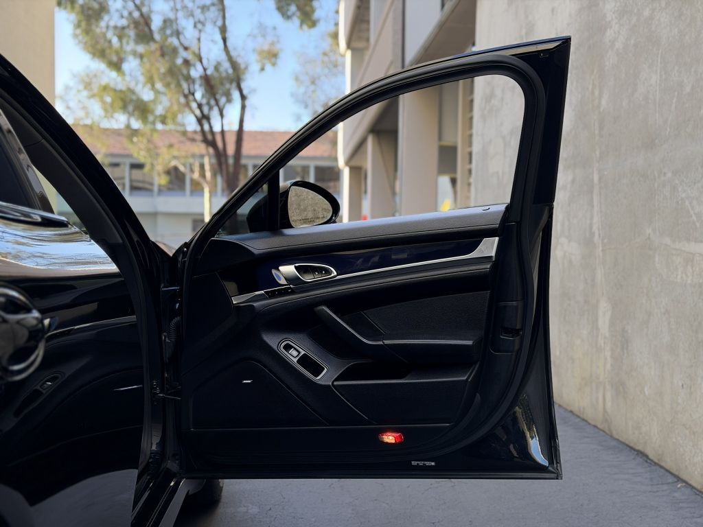 2015 Porsche Panamera Image 32