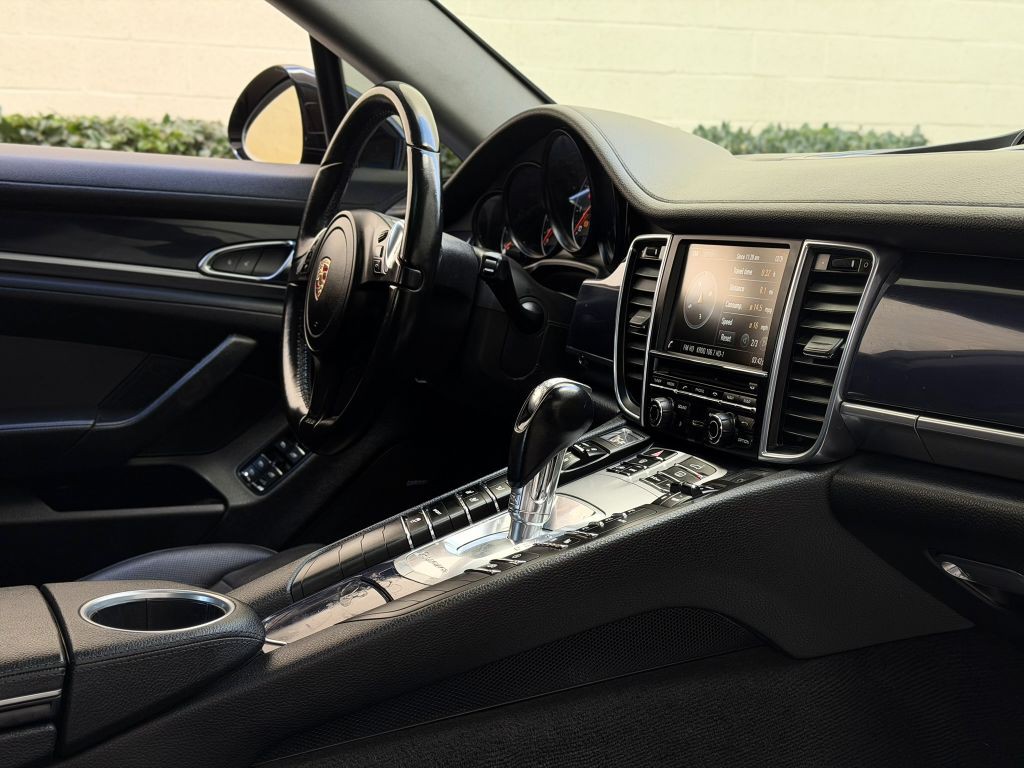 2015 Porsche Panamera Image 33