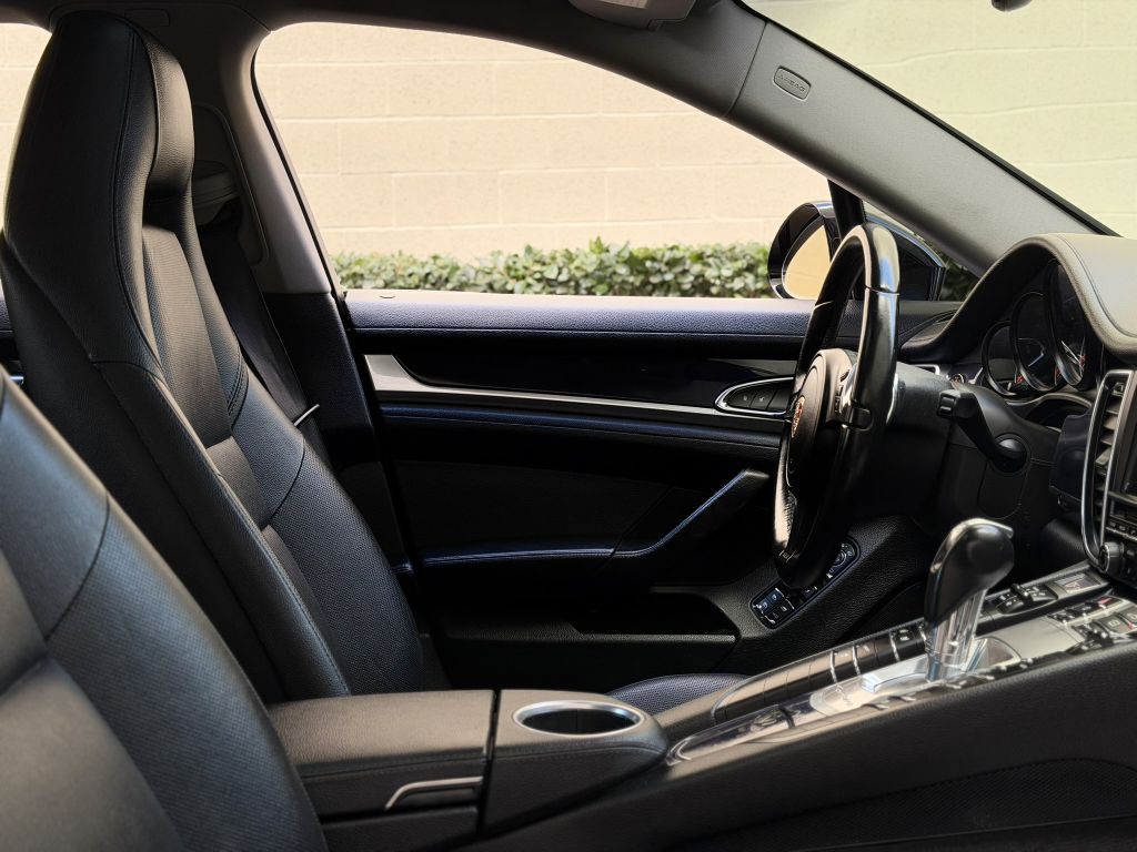 2015 Porsche Panamera Image 34