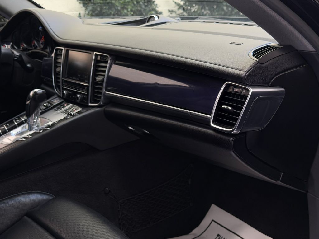 2015 Porsche Panamera Image 35