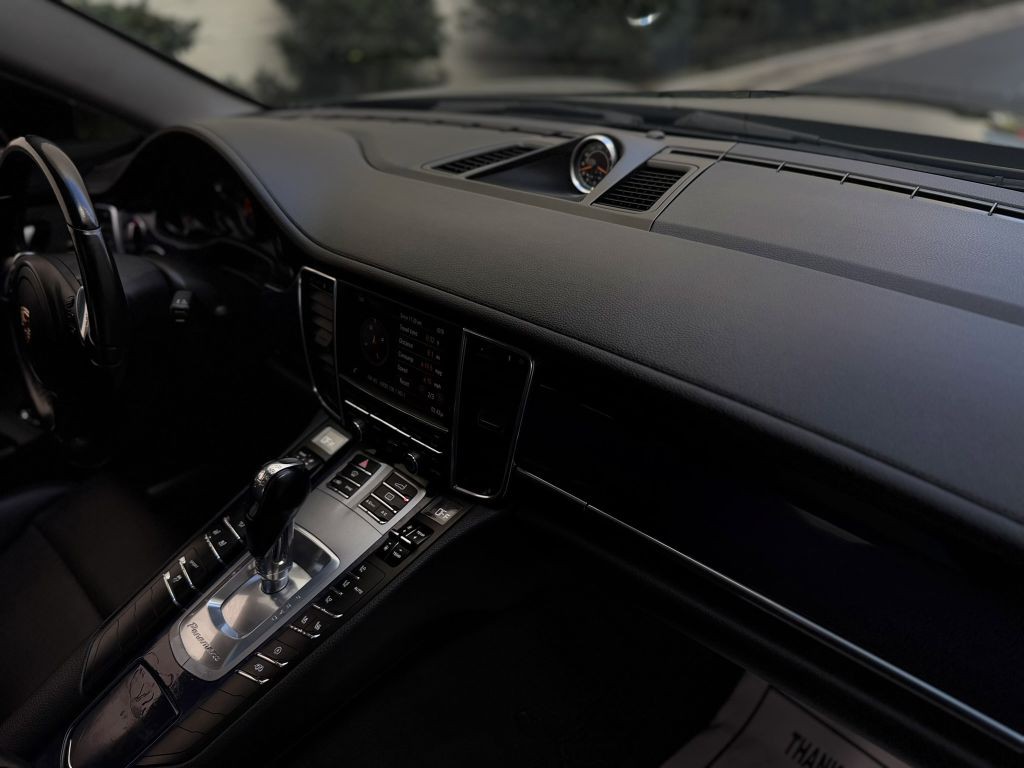 2015 Porsche Panamera Image 36