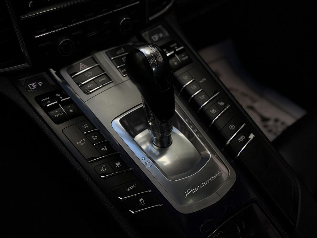 2015 Porsche Panamera Image 39