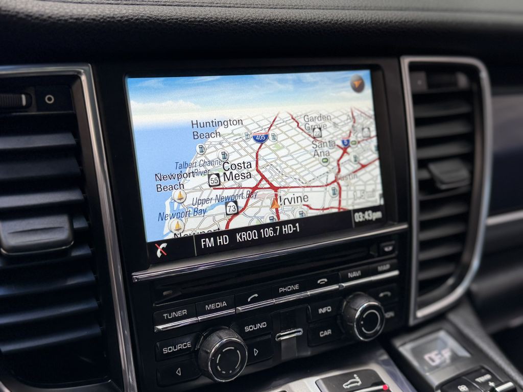 2015 Porsche Panamera Image 40