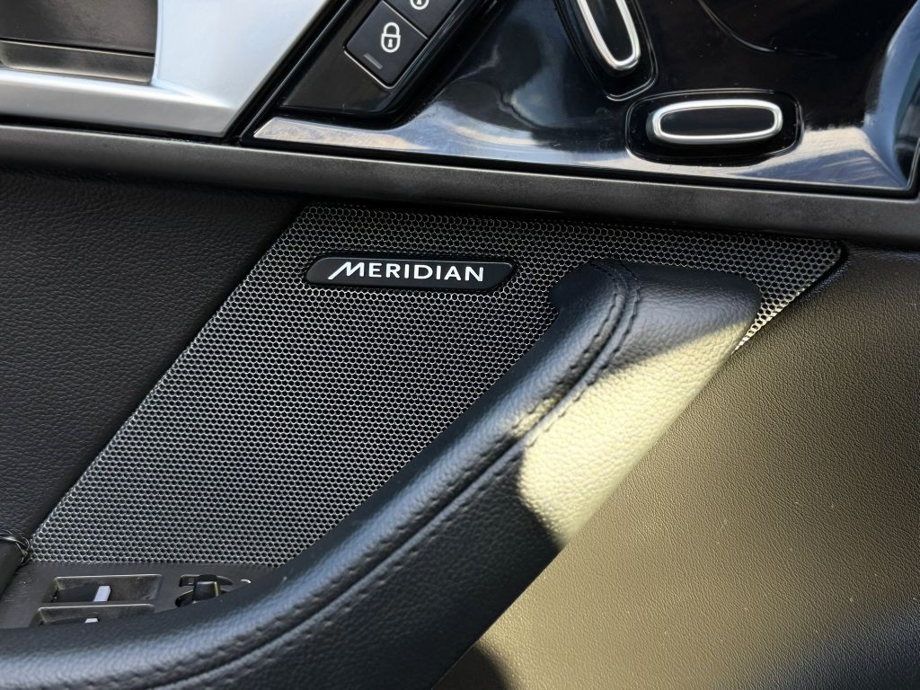 2015 Jaguar F-TYPE Image 32