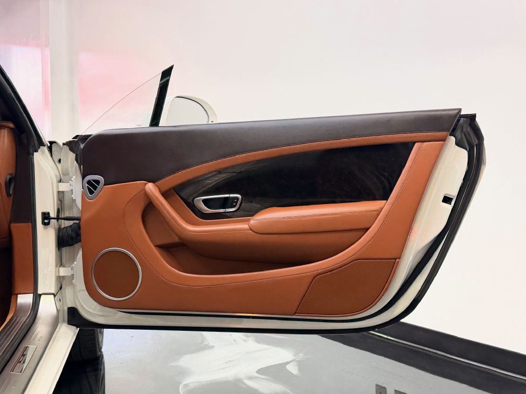 2016 Bentley Continental Image 31