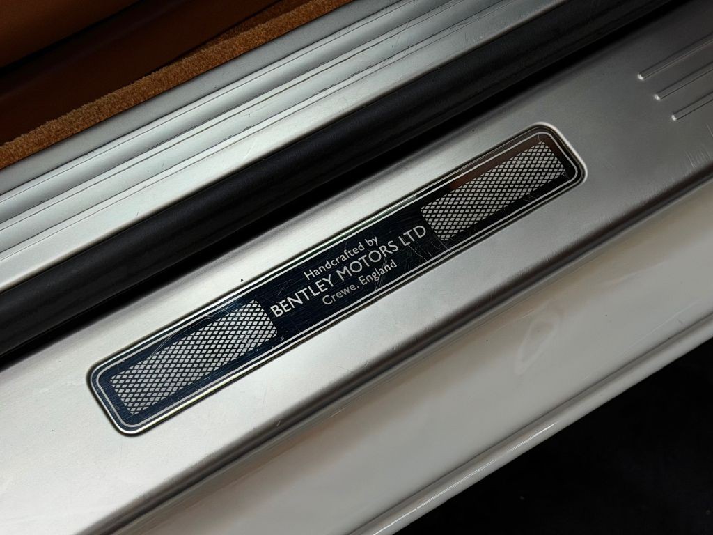 2016 Bentley Continental Image 32