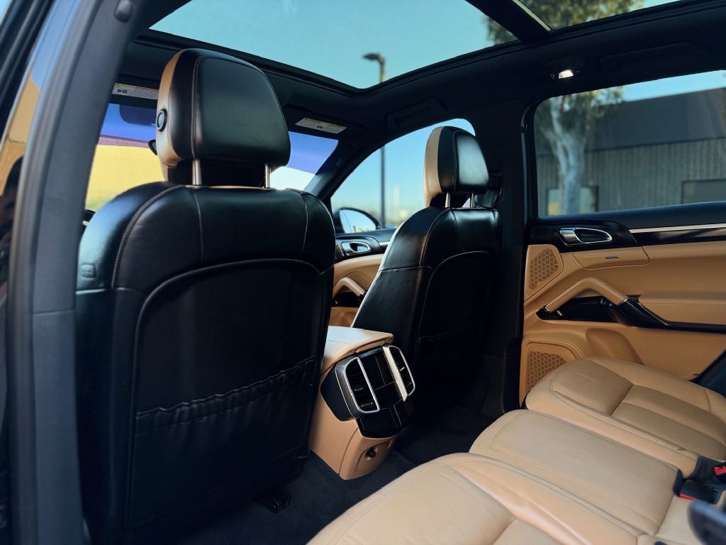 2015 Porsche Cayenne Image 24