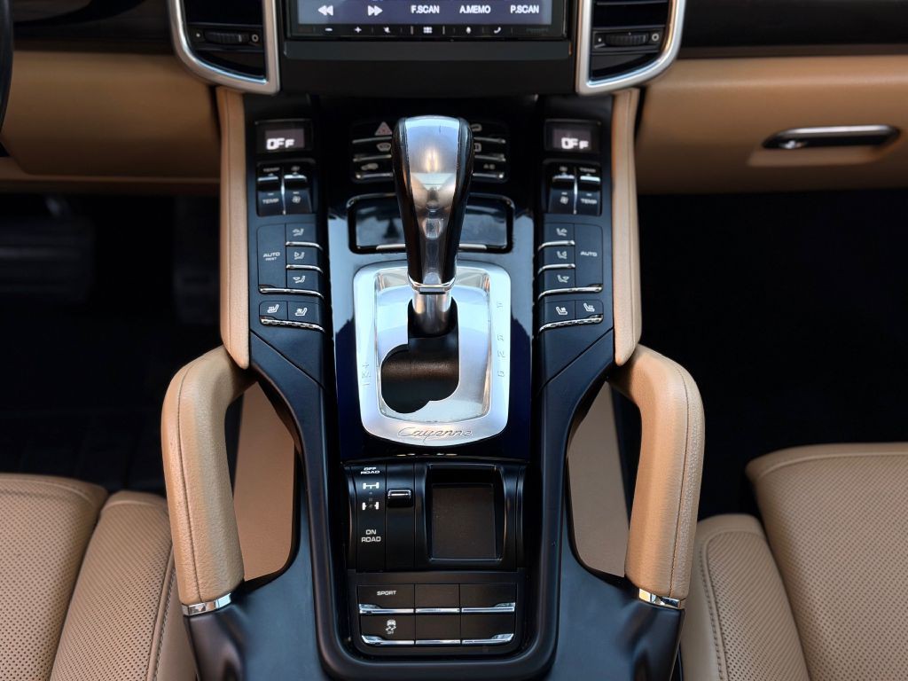 2015 Porsche Cayenne Image 35