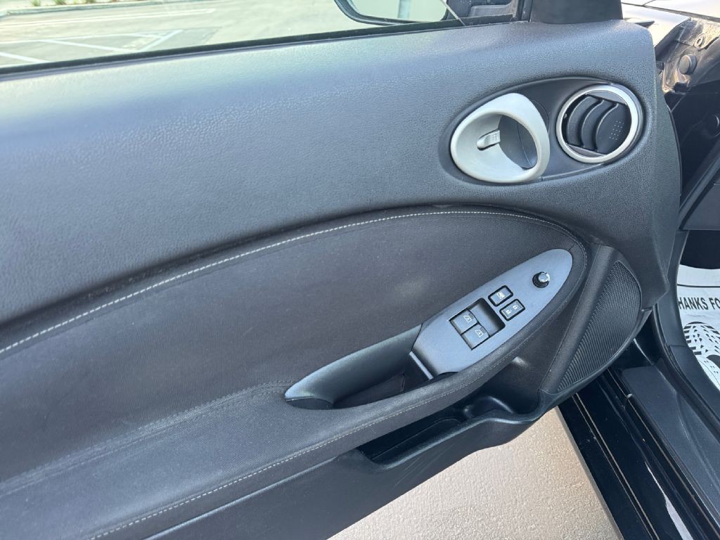 2010 Nissan 370Z Image 11