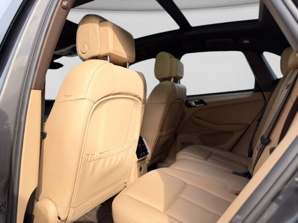 2017 Porsche Macan Image 17