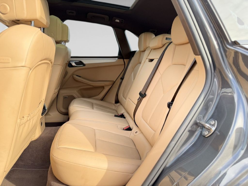 2017 Porsche Macan Image 18