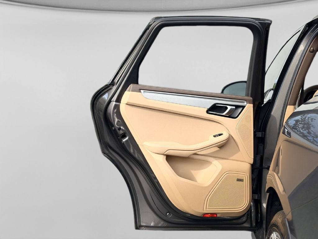 2017 Porsche Macan Image 19