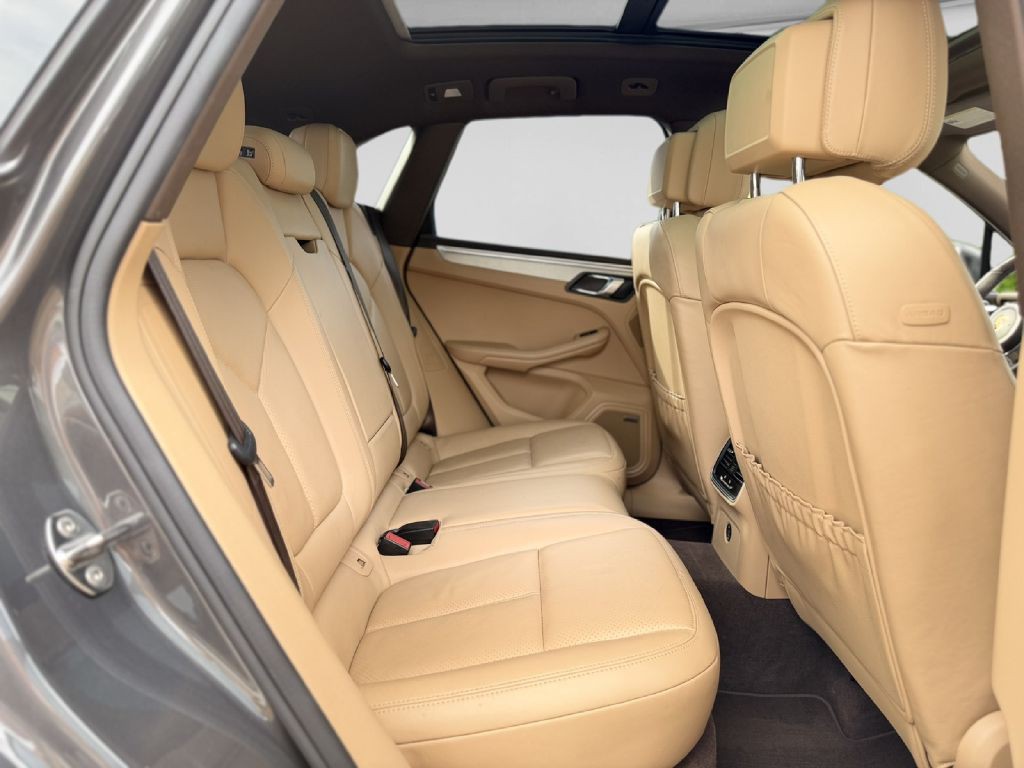 2017 Porsche Macan Image 22