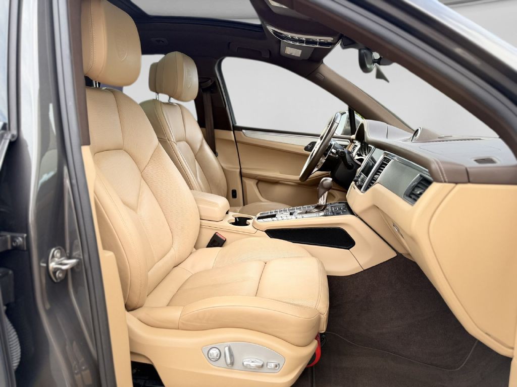 2017 Porsche Macan Image 25