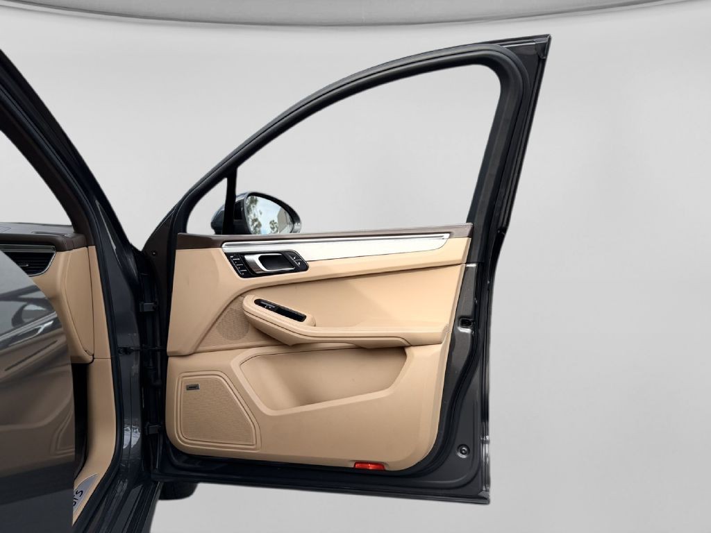 2017 Porsche Macan Image 26